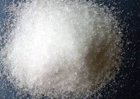 当结晶体溫度降低到47℃时，作业员添加动能转换剂